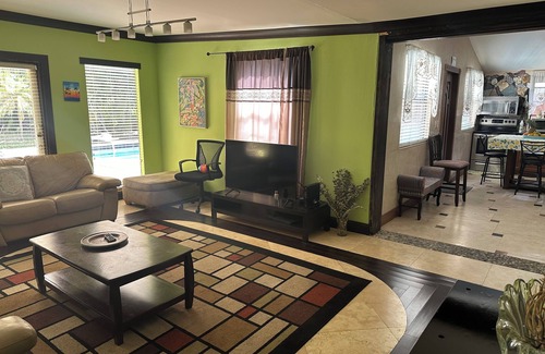 North Central Hollywood Maison | Cozy 2 bedroom house w Pool & Tropical garden.
