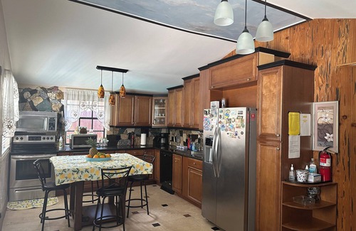 North Central Hollywood Maison | Cozy 2 bedroom house w Pool & Tropical garden.