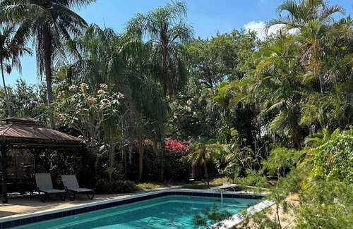 North Central Hollywood Maison | Cozy 2 bedroom house w Pool & Tropical garden.