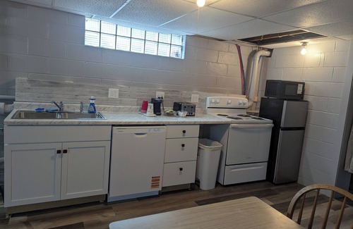 Hermantown Appartement | Downstairs Cozy 2-bedroom in tranquil Hermantown with WiFi