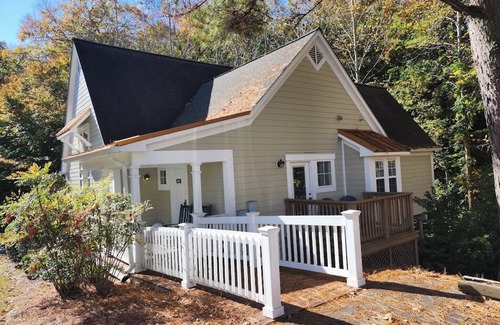 Lackey Station Balnéaire | Cozy 2-bedroom cottage in Williamsburg w/ WiFi, fitness room, pools & hot tubs