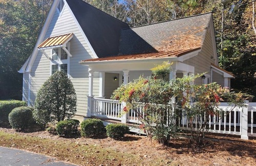 Lackey Station Balnéaire | Cozy 2-bedroom cottage in Williamsburg w/ WiFi, fitness room, pools & hot tubs