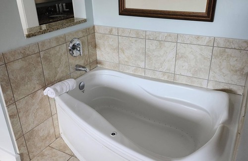 Lackey Station Balnéaire | Cozy 2-bedroom cottage in Williamsburg w/ WiFi, fitness room, pools & hot tubs