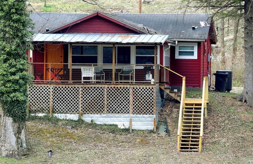 Terry Cabine | Cozy 2-bedroom riverfront cabin in side the new river gorge national park.