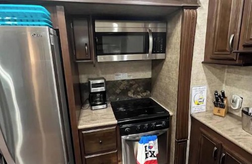 Leander Maison | Cozy 2 bedroom RV with pool