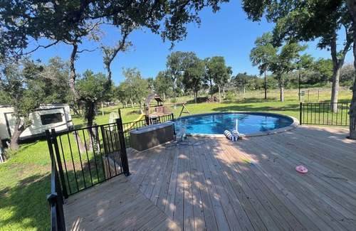 Leander Maison | Cozy 2 bedroom RV with pool