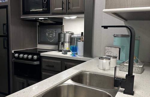 Southbelt/Ellington Maison | Cozy 2-bedroom RV with WIFI, AC, Club House & Pool in NASA & Oil nd Gas Industry