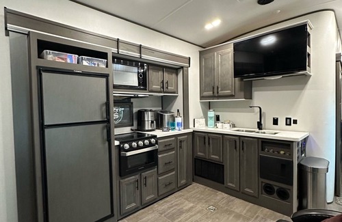 Southbelt/Ellington Maison | Cozy 2-bedroom RV with WIFI, AC, Club House & Pool in NASA & Oil nd Gas Industry