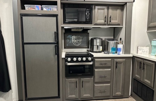 Southbelt/Ellington Maison | Cozy 2-bedroom RV with WIFI, AC, Club House & Pool in NASA & Oil nd Gas Industry