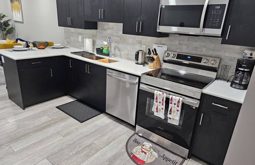 Southwest Calgary Maison | Cozy 2 bedroom Suite in SouthWest, Calgary - Fast Wifi + Free Parking