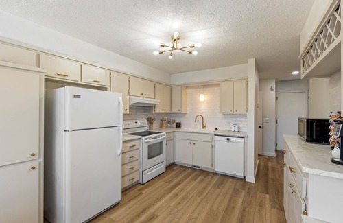 Oklahoma City Maison | Cozy 2-bedroom townhome in lovely Oklahoma City with WiFi, lake, restaurants.
