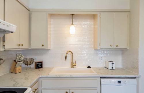 Oklahoma City Maison | Cozy 2-bedroom townhome in lovely Oklahoma City with WiFi, lake, restaurants.