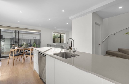 Lower Hutt Maison | Modern, spotless 2 bedroom Townhouse close to Lower Hutt city and all amenities