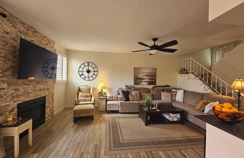 Central Scottsdale Maison | Cozy 2-bedroom townhome in charming Scottsdale with fitness room, WiFi