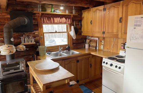 Ridgeway Cabine | Cozy 2-bedroom log cabin in the mountains near Berkeley Springs with AC, WiFi