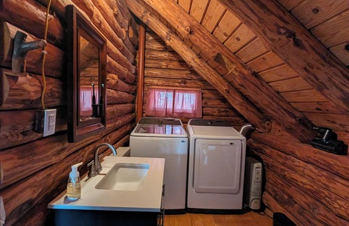 Ridgeway Cabine | Cozy 2-bedroom log cabin in the mountains near Berkeley Springs with AC, WiFi