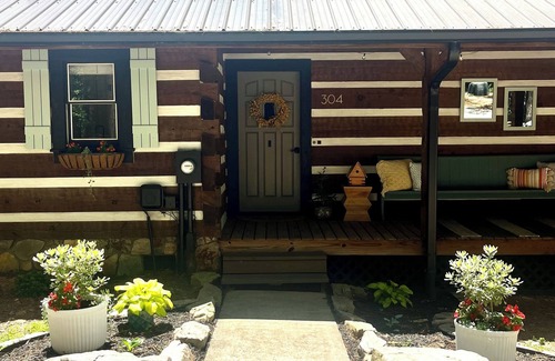 Barium Springs Cabine | Cozy 2-bedroom waterfront cabin in a quiet cove on Lake Norman
