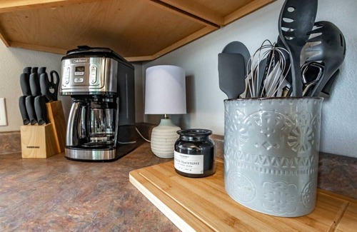 New Lisbon Cottage | Cozy 2-Bedroom Waterfront Cottage on Castle Rock Lake – Right Next to Shipwreck Bar & Grill