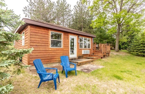 New Lisbon Cottage | Cozy 2-Bedroom Waterfront Cottage on Castle Rock Lake – Right Next to Shipwreck Bar & Grill