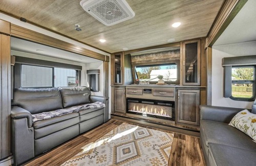 Pine Grove Maison | Cozy 2-Guest RV on Nature Farm
