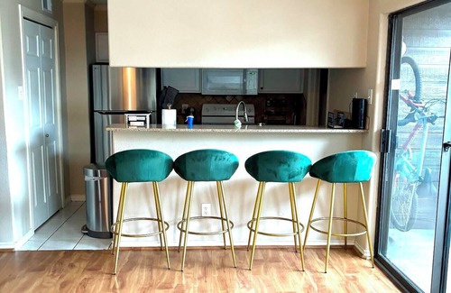 Braeswood Place Appartement | Cozy 2BD/2BA condo in FANTASTIC location close to NRG Stadium/ Med Center/Rice.