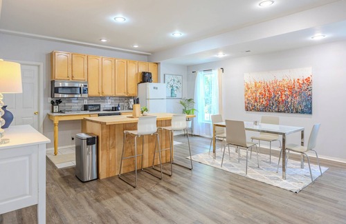 Herndon Maison | Cozy 2bd-ba Private Above Ground First Floor Suite
