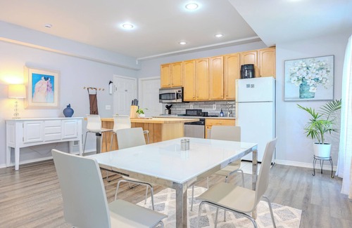 Herndon Maison | Cozy 2bd-ba Private Above Ground First Floor Suite