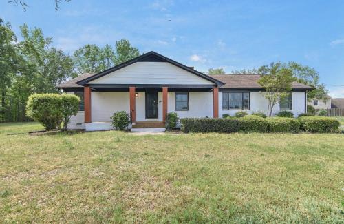 Bowling Green Maison | Cozy 2BR 2BA 5 min to lake 20 min to downtown CLT
