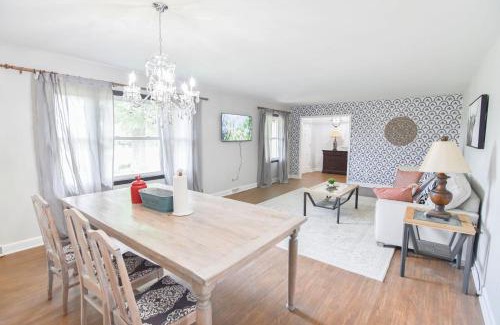 Bowling Green Maison | Cozy 2BR 2BA 5 min to lake 20 min to downtown CLT