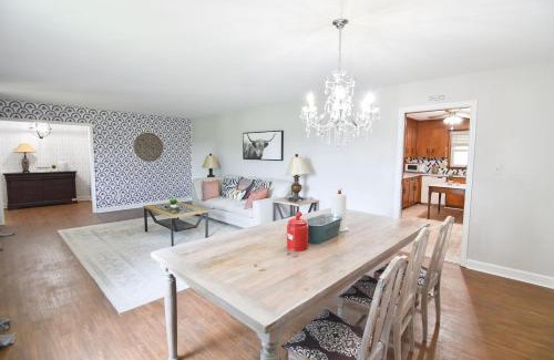 Bowling Green Maison | Cozy 2BR 2BA 5 min to lake 20 min to downtown CLT