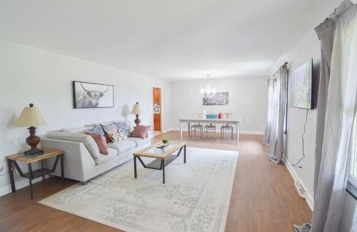 Bowling Green Maison | Cozy 2BR 2BA 5 min to lake 20 min to downtown CLT
