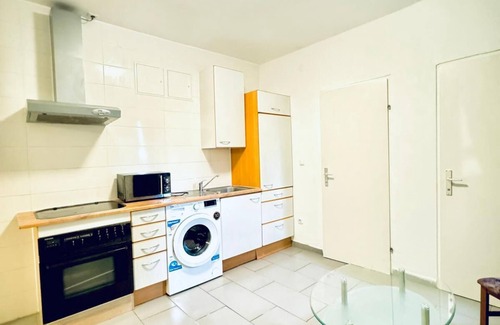 Liesing Appartement | Cozy 2BR Apt Sleeps 6 Direct City Access