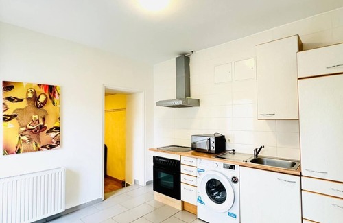 Liesing Appartement | Cozy 2BR Apt Sleeps 6 Direct City Access