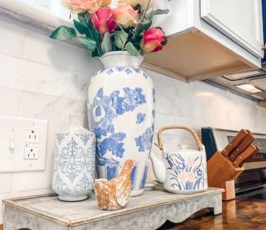 Columbia Maison | Cozy 2BR Apt w KING in historic dist. 1mi to sq.