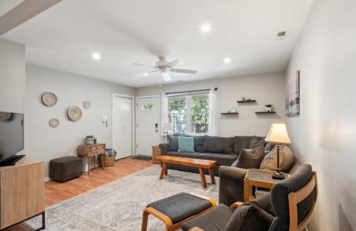 Village Green Appartement | Cozy 2BR Condo - Beachside Bliss with Yard Space condo