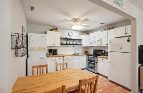Village Green Appartement | Cozy 2BR Condo - Beachside Bliss with Yard Space condo