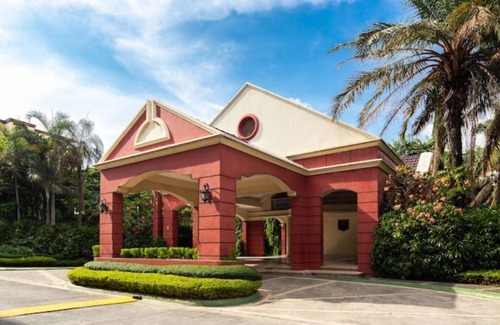 Pasig Copropriété | Cozy 2BR w/ Free Pool Access and Free Parking N224