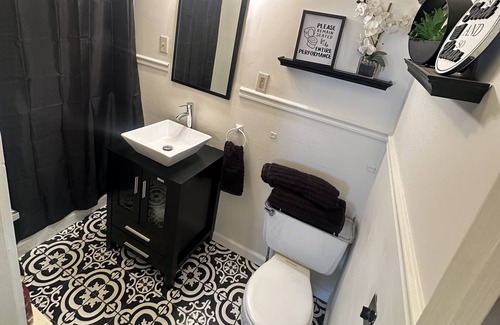 Middleburg Appartement | Cozy 2nd floor brick apartment. Walking distance -Charles Park, pond & dog park