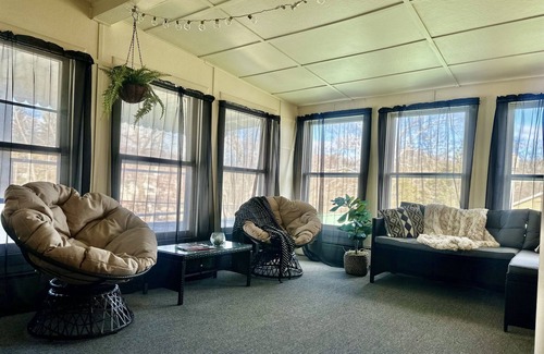 Middleburg Appartement | Cozy 2nd floor brick apartment. Walking distance -Charles Park, pond & dog park