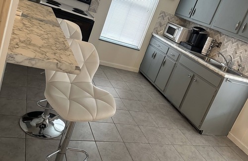 Middleburg Appartement | Cozy 2nd floor brick apartment. Walking distance -Charles Park, pond & dog park