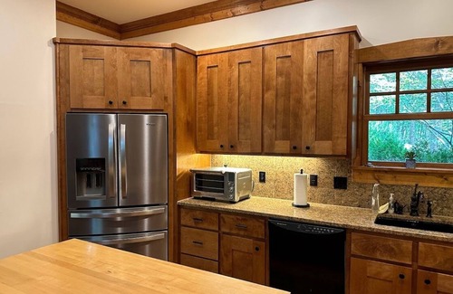 Clifftops Maison | Cozy 3 bed - 2.5 bath meticulously appointed in the woods of Clifftops