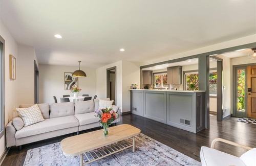 Portland Heights Maison | Cozy 3-bed house with Mt. St. Helens View in SW Hills Portland