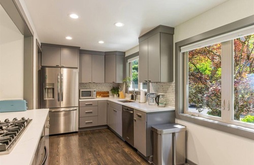 Portland Heights Maison | Cozy 3-bed house with Mt. St. Helens View in SW Hills Portland