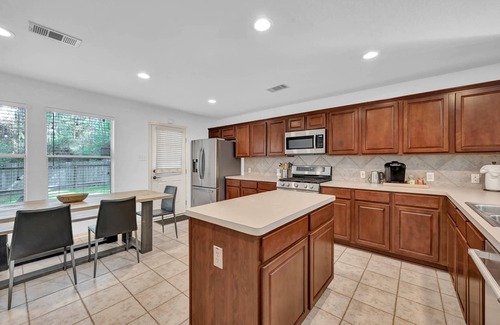 College Park Maison | Cozy 3-Bed Woodland Retreat with Firepit, Game Room, and Fully Equipped Kitchen!