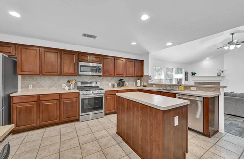 College Park Maison | Cozy 3-Bed Woodland Retreat with Firepit, Game Room, and Fully Equipped Kitchen!