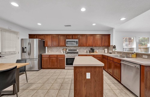College Park Maison | Cozy 3-Bed Woodland Retreat with Firepit, Game Room, and Fully Equipped Kitchen!