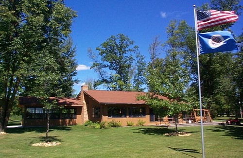 Blackduck Maison | Cozy 3-bedroom/3 Bathroom secluded house on the shore of Moose Lake
