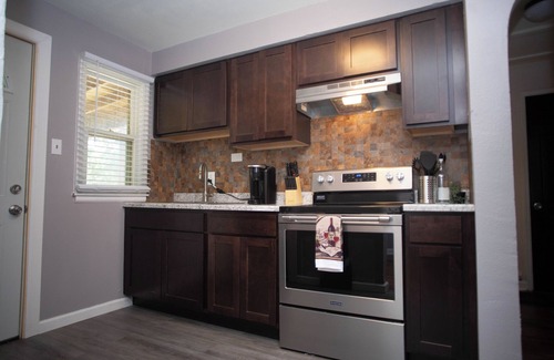 Berkeley Maison | Cozy 3-bedroom bungalow with WiFi, AC in welcoming St. Louis county