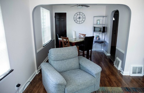 Berkeley Maison | Cozy 3-bedroom bungalow with WiFi, AC in welcoming St. Louis county