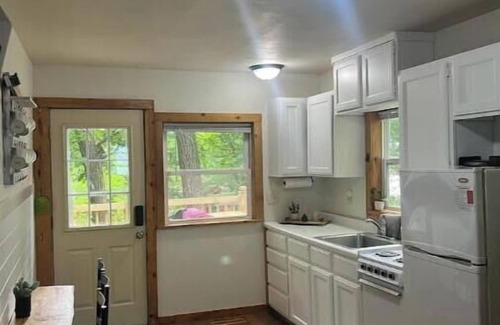 Farwell Maison | Cozy 3 Bedroom Cabin on Private Lake with paddle boat and canoe. Pet friendly!